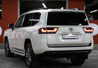 Подержанный автомобиль Toyota Land Cruiser Suv 2022 года (7 фото)