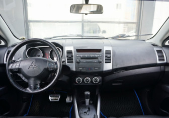 Подержанный автомобиль Mitsubishi Outlander 2008 года (12 фото)