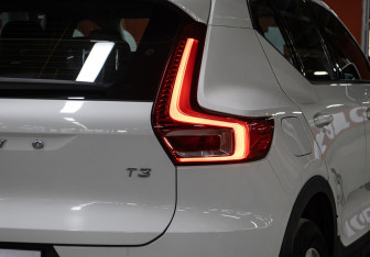 Подержанный автомобиль Volvo XC40 2019 года (23 фото)