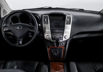 Подержанный автомобиль Lexus RX 2004 года (12 фото)