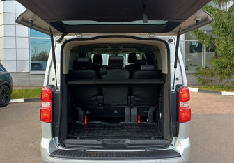 Подержанный автомобиль Peugeot Traveller 2019 года (10 фото)