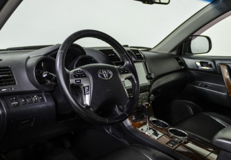 Подержанный автомобиль Toyota Highlander 2011 года (9 фото)