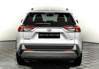 Подержанный автомобиль Toyota RAV4 2020 года (6 фото)