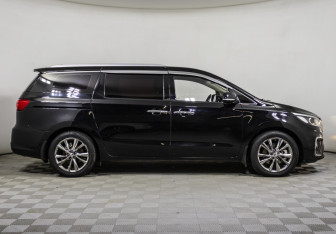 Подержанный автомобиль Kia Carnival 2018 года (4 фото)