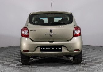 Подержанный автомобиль Renault Sandero 2015 года (4 фото)