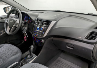 Подержанный автомобиль Hyundai Solaris Hatchback 2015 года (19 фото)