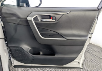 Подержанный автомобиль Toyota RAV4 2021 года (24 фото)