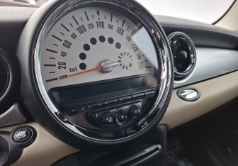 Подержанный автомобиль MINI Hatch 2010 года (12 фото)