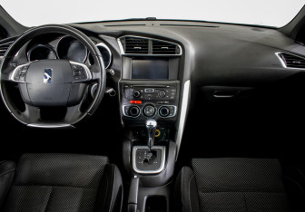 Подержанный автомобиль Citroen DS4 2012 года (11 фото)