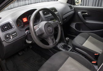 Подержанный автомобиль Volkswagen Polo Sedan 2012 года (13 фото)