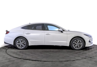 Подержанный автомобиль Hyundai Sonata 2020 года (4 фото)