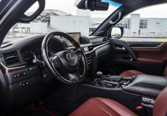 Подержанный автомобиль Lexus LX 2018 года (9 фото)