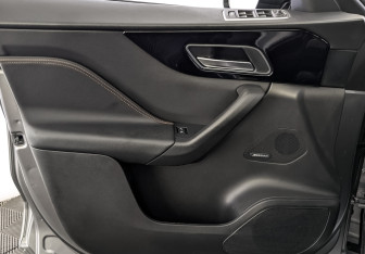 Подержанный автомобиль Jaguar F-Pace 2020 года (19 фото)