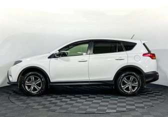 Подержанный автомобиль Toyota RAV4 2015 года (8 фото)