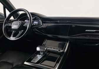 Подержанный автомобиль Audi Q7 2021 года (9 фото)