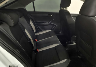 Подержанный автомобиль Skoda Rapid Liftback 2017 года (12 фото)