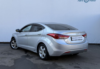Подержанный автомобиль Hyundai Elantra Sedan 2012 года (7 фото)
