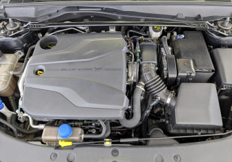 Подержанный автомобиль Changan UNI-V 2023 года (9 фото)