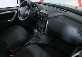 Подержанный автомобиль Nissan Terrano 2015 года (9 фото)