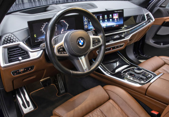 Подержанный автомобиль BMW X7 2022 года (17 фото)