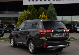 Подержанный автомобиль Mitsubishi Outlander 2015 года (5 фото)