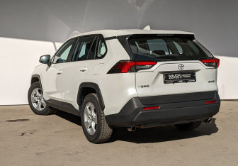Подержанный автомобиль Toyota RAV4 2021 года (16 фото)