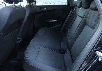 Подержанный автомобиль Opel Astra Hatchback 2011 года (10 фото)