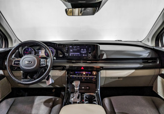 Подержанный автомобиль Kia Carnival 2021 года (14 фото)