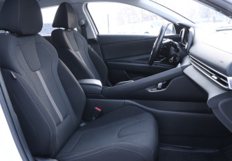 Подержанный автомобиль Hyundai Elantra Sedan 2022 года (14 фото)
