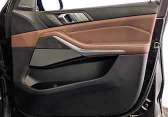 Подержанный автомобиль BMW X7 2021 года (25 фото)