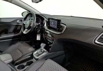 Подержанный автомобиль Kia Ceed Hatchback 2020 года (13 фото)