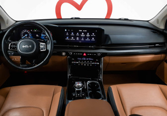 Подержанный автомобиль Kia Carnival 2022 года (8 фото)