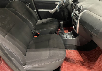 Подержанный автомобиль Renault Sandero 2013 года (9 фото)