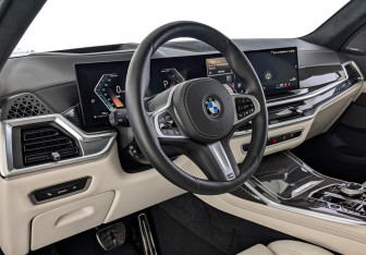 Подержанный автомобиль BMW X7 2024 года (15 фото)