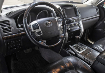 Подержанный автомобиль Toyota Land Cruiser Suv 2013 года (16 фото)