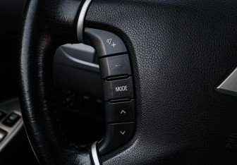 Подержанный автомобиль Mitsubishi Pajero 2011 года (17 фото)