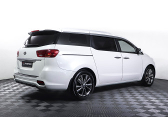 Подержанный автомобиль Kia Carnival 2020 года (5 фото)