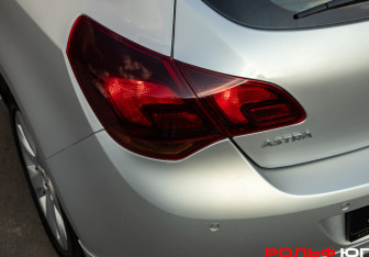 Подержанный автомобиль Opel Astra Hatchback 2011 года (17 фото)