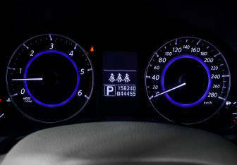 Подержанный автомобиль Infiniti QX70 2013 года (8 фото)