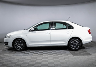 Подержанный автомобиль Skoda Rapid Liftback 2014 года (8 фото)