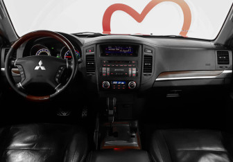 Подержанный автомобиль Mitsubishi Pajero 2007 года (8 фото)