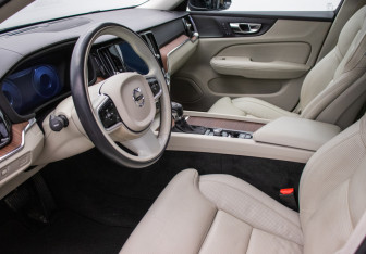 Подержанный автомобиль Volvo V60 2018 года (10 фото)