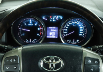 Подержанный автомобиль Toyota Land Cruiser Suv 2011 года (11 фото)