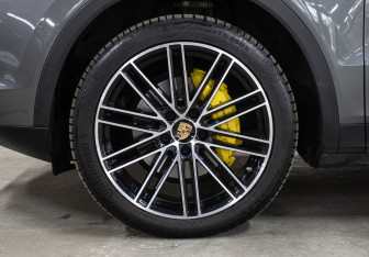Подержанный автомобиль Porsche Cayenne 2019 года (26 фото)