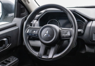 Подержанный автомобиль Mitsubishi L200 2024 года (13 фото)