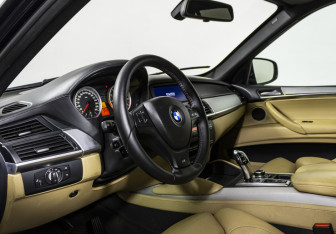 Подержанный автомобиль BMW X5 M 2010 года (10 фото)