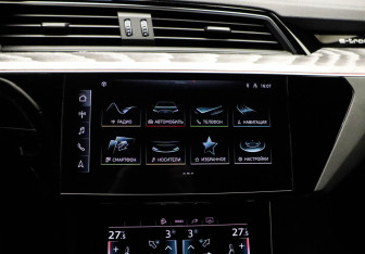 Подержанный автомобиль Audi e-tron 2021 года (13 фото)