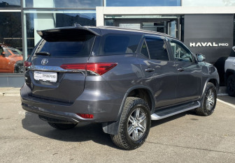 Подержанный автомобиль Toyota Fortuner 2018 года (5 фото)