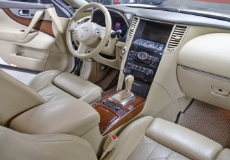 Подержанный автомобиль Infiniti FX 2012 года (11 фото)