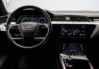 Подержанный автомобиль Audi e-tron 2021 года (8 фото)